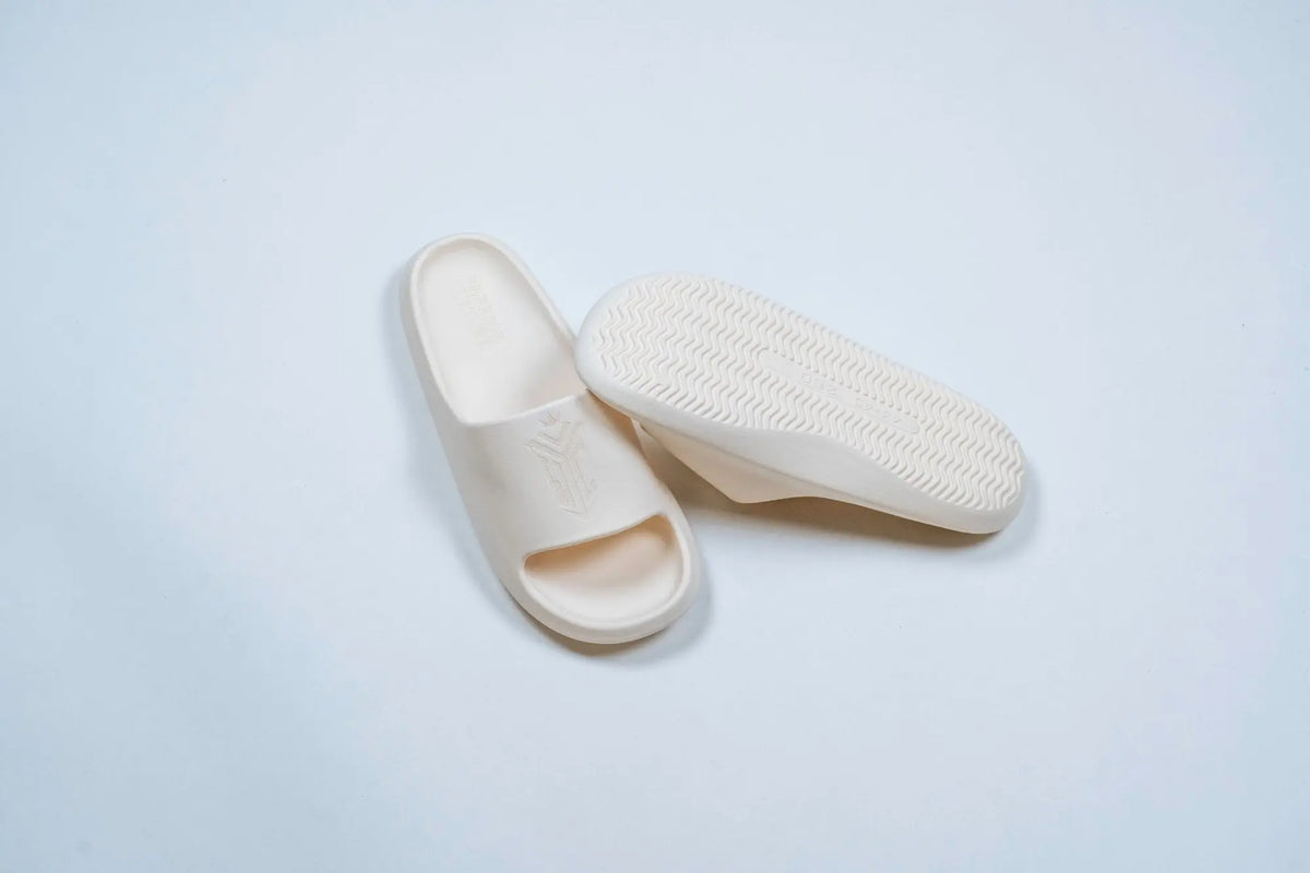 Frontier Recovery Sliders in White, footbed and wave-grip sole